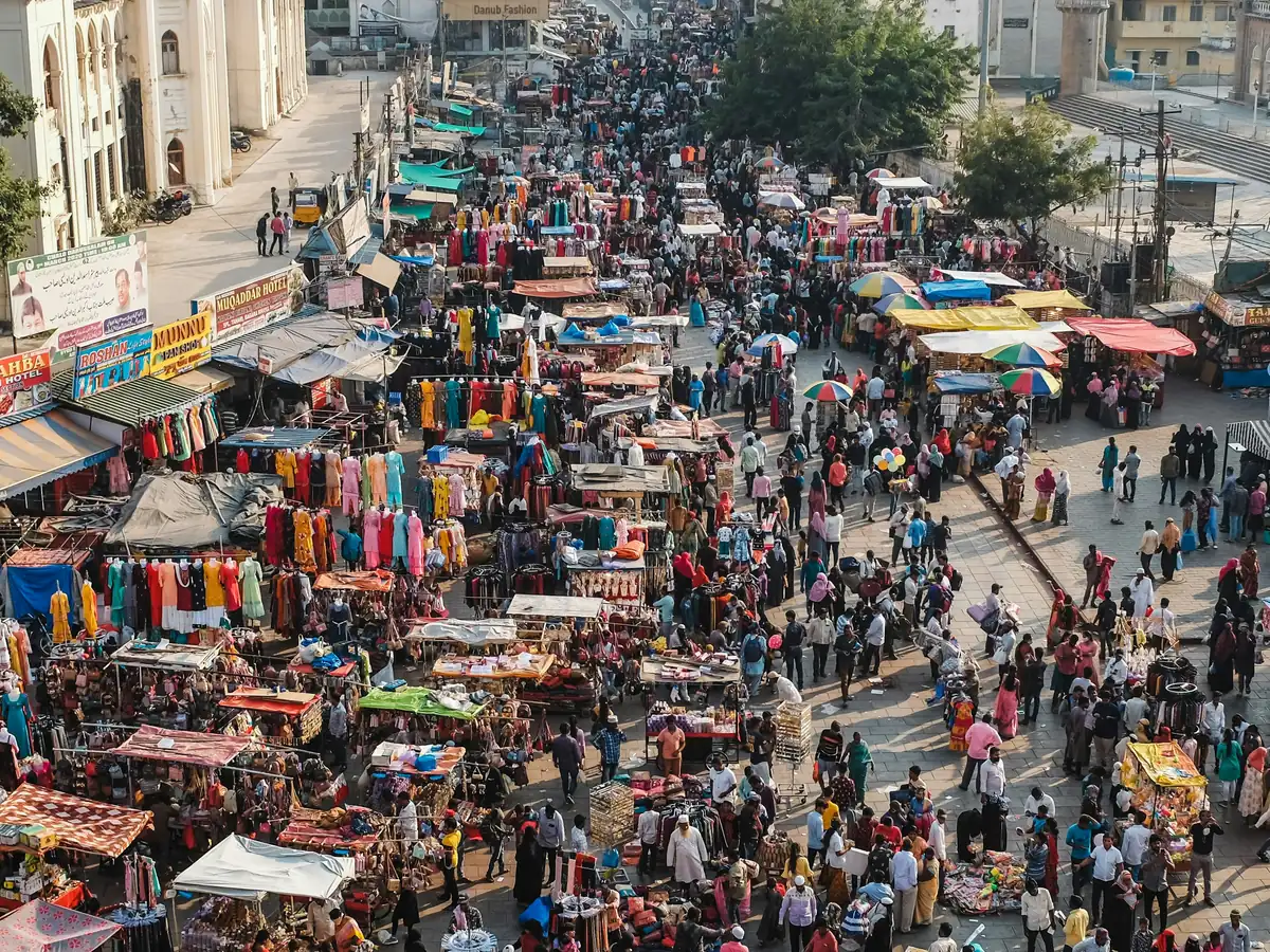 Mercado callejero lleno de puestos y de gente