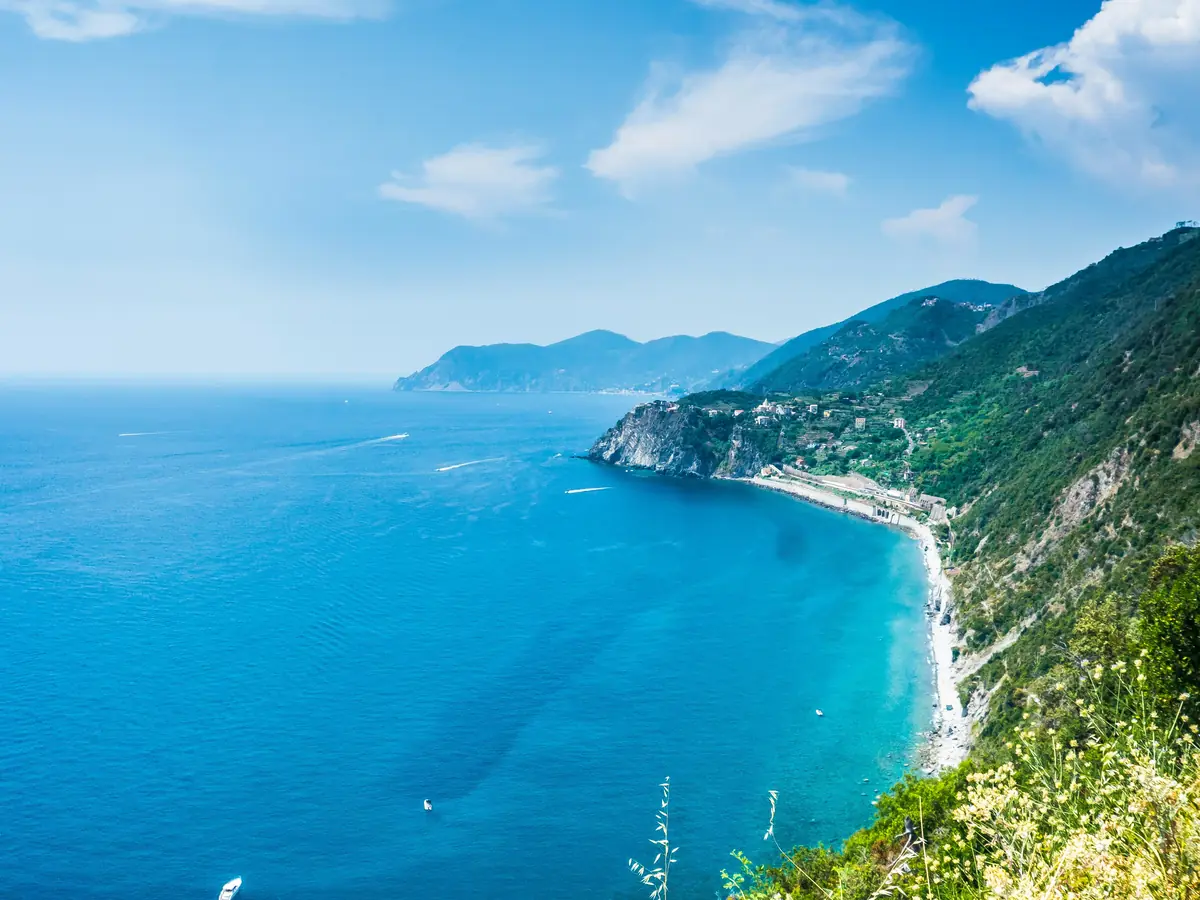 Cala de agua turquesa en la costa mediterránea